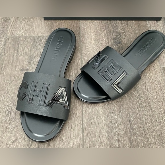 2023 CHANEL CHA NEL LOGO BLACK LEATHER FLAT SHOES SLIDES MULES - Picture 9 of 14